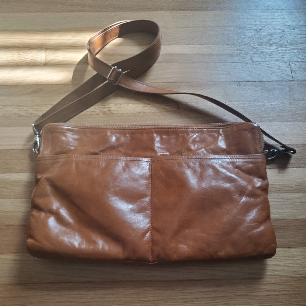 MO851 tan crackled leather crossbody